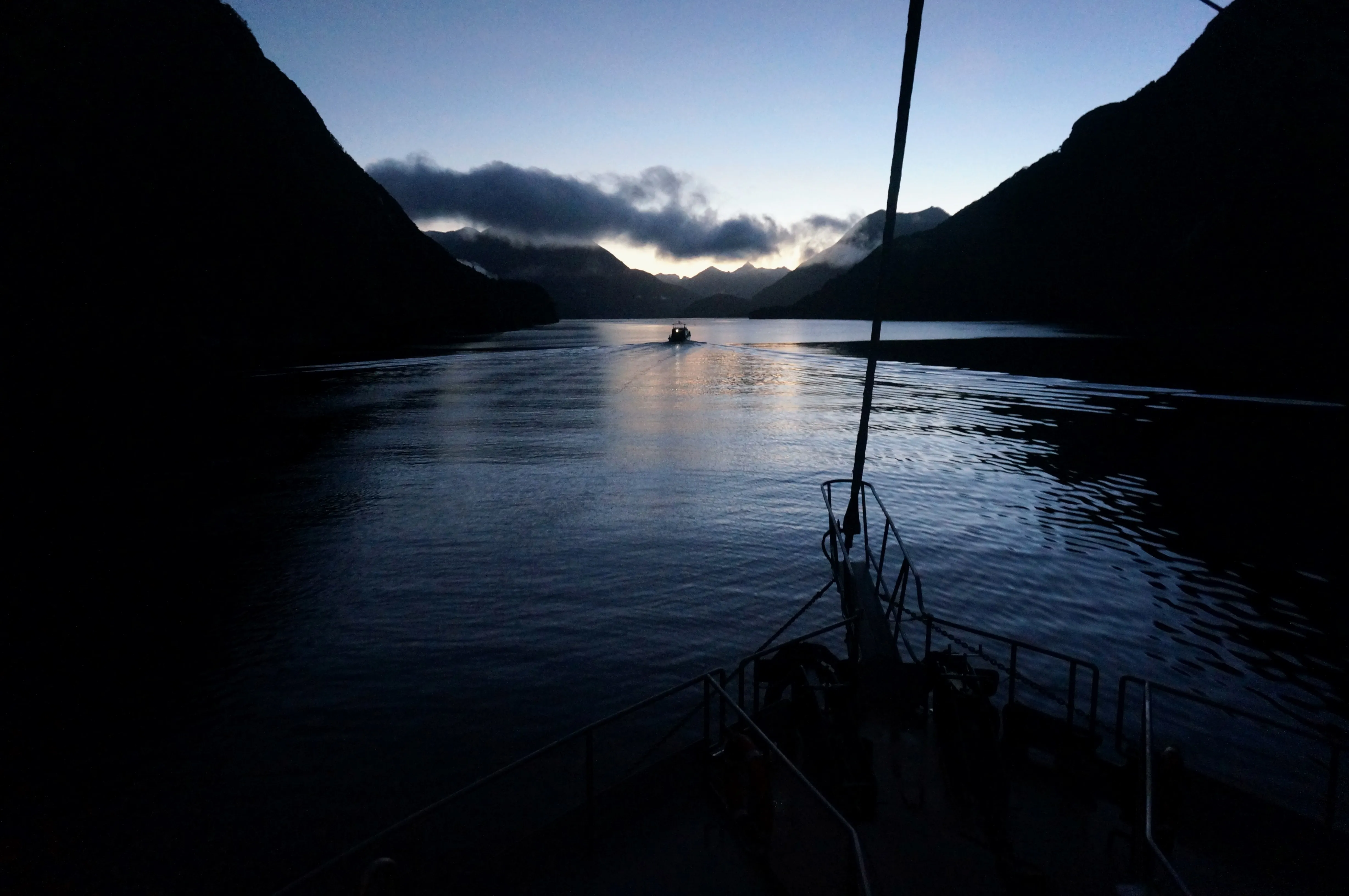 cruise boat morning dark.DW4Ni8KN.jpg