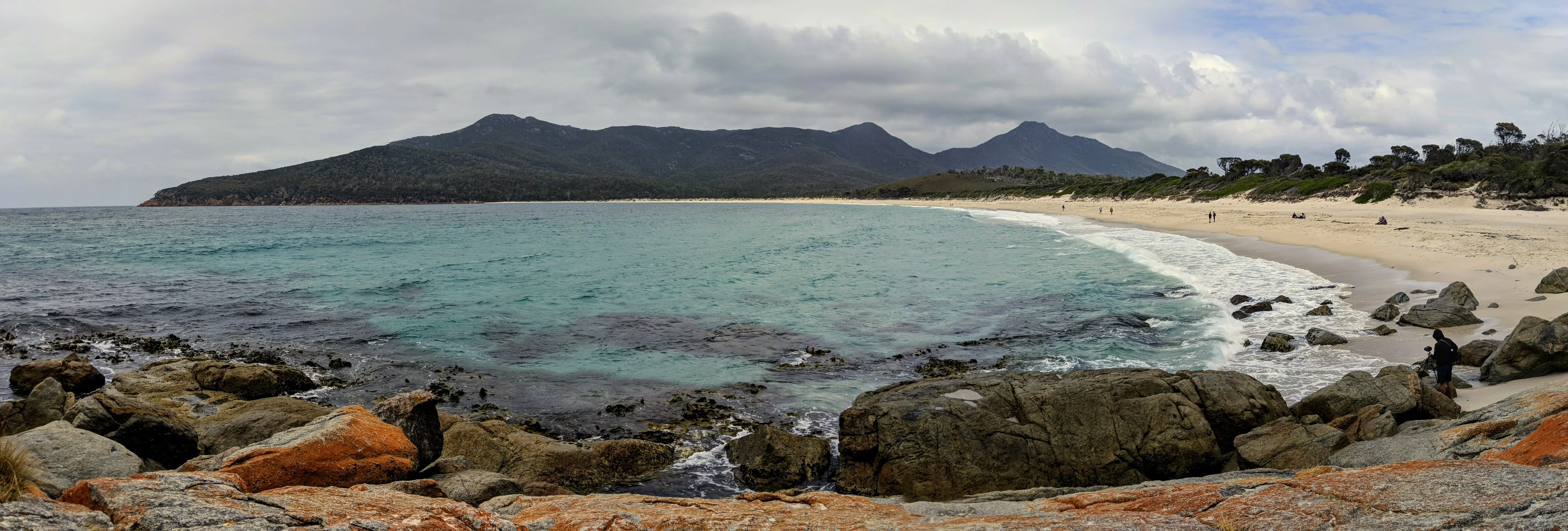 freycinet wineglass bay pano.Bth1jaDi.jpg
