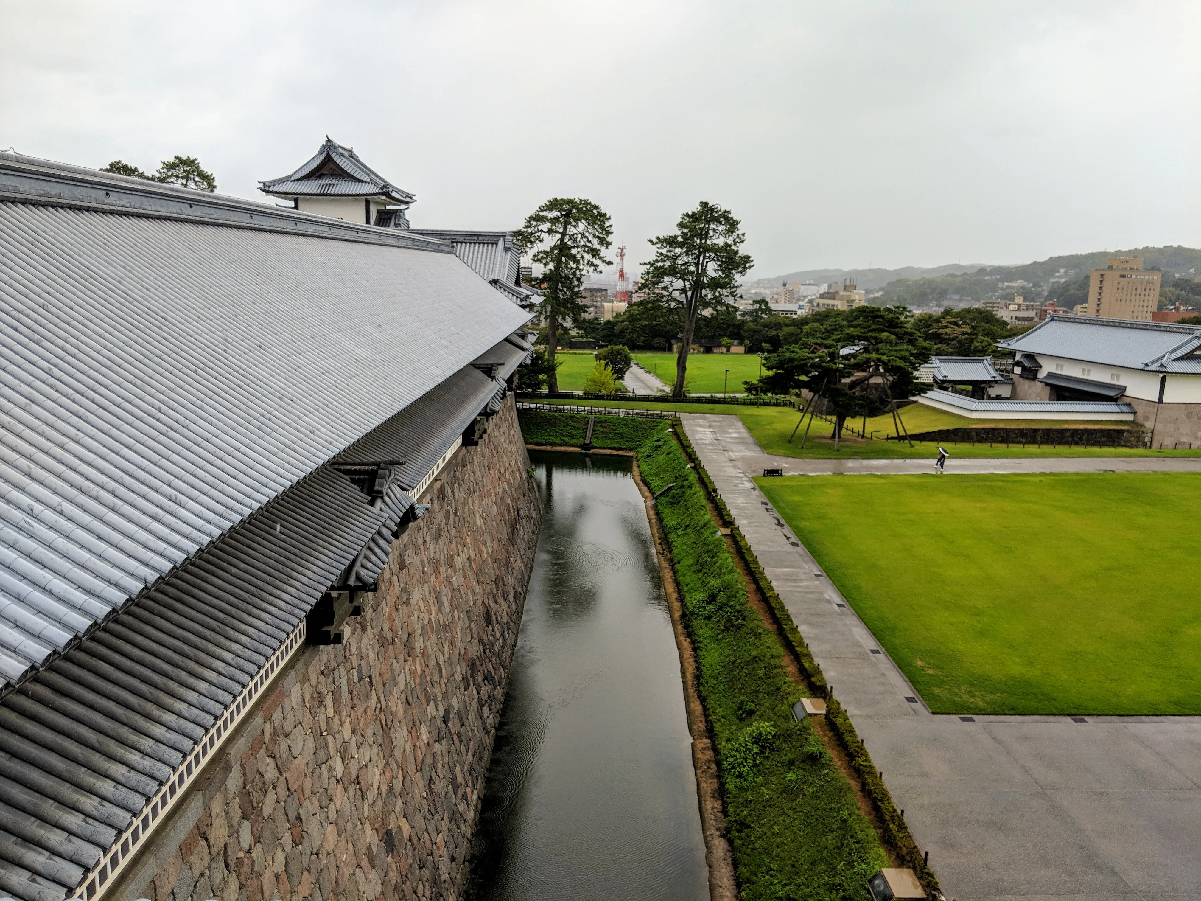 kanazawa castle moat.BSQyWxKr.jpg