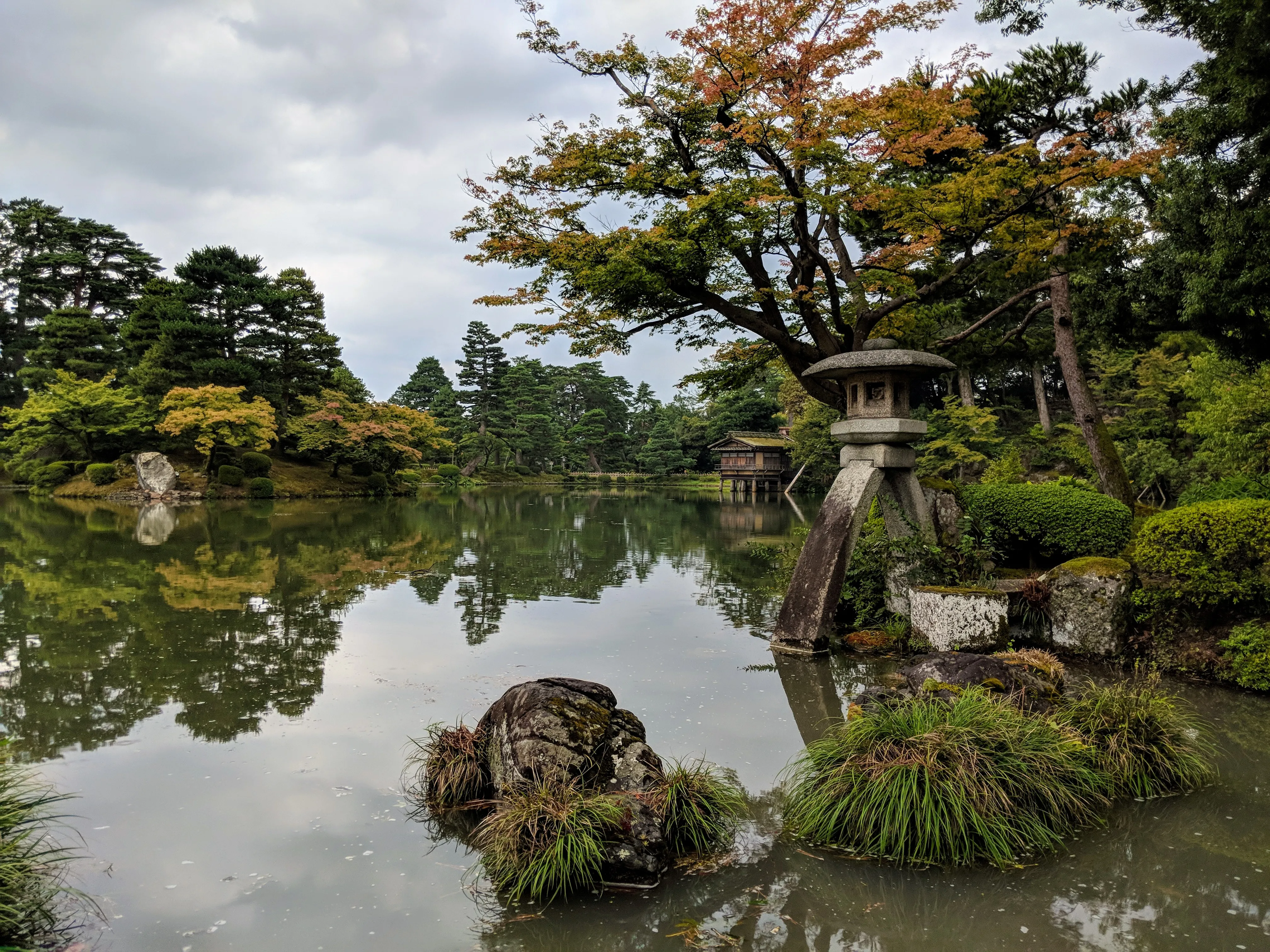 kanazawa garden lantern.BV_CDtSU.jpg