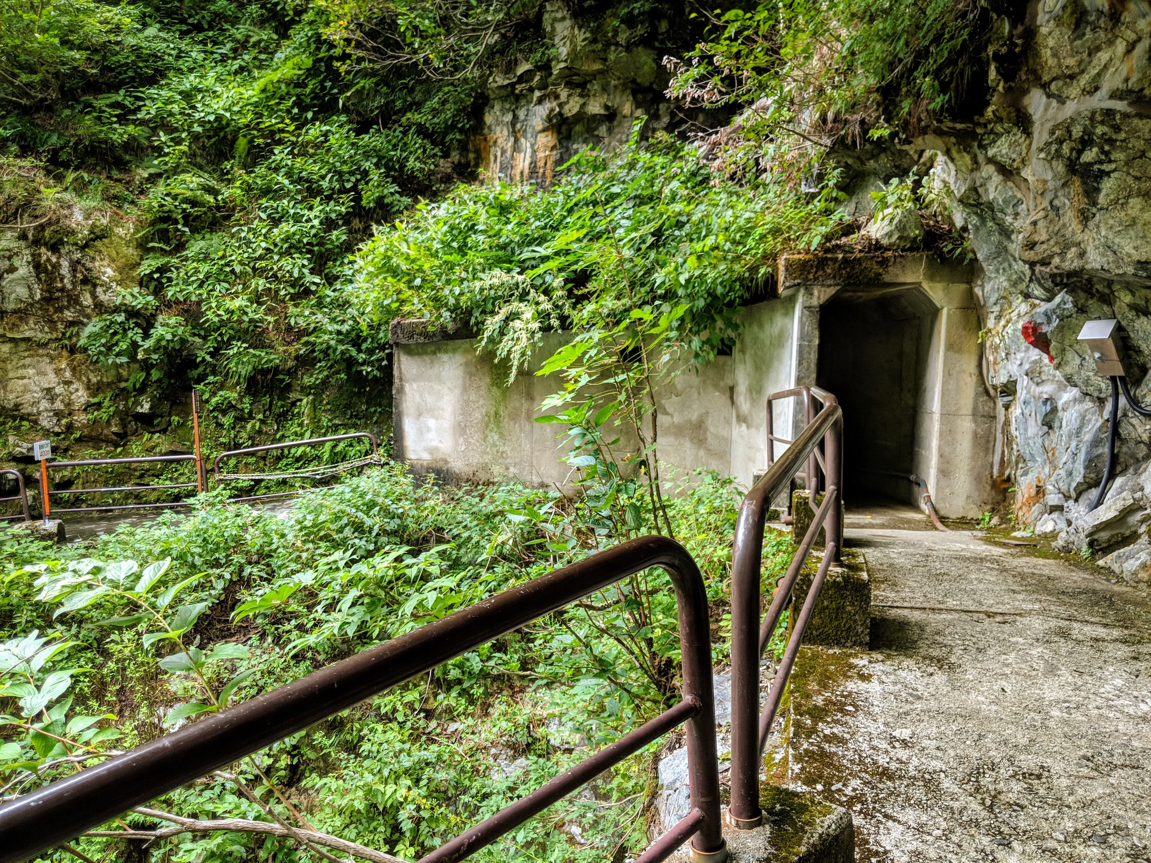 kurobe walking tunnels 2.DCbj7AHh.jpg