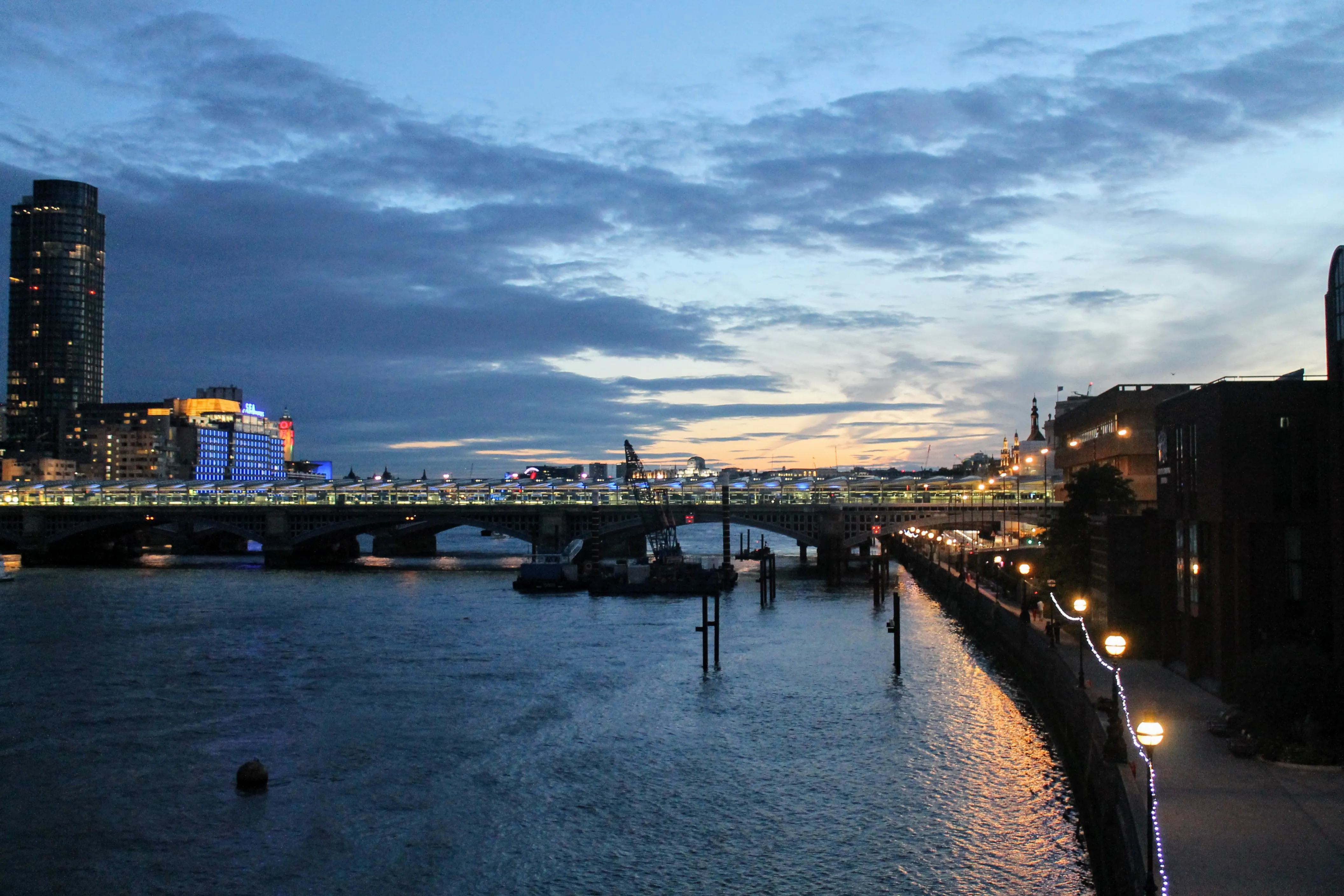 london night sky._1s22M4J.jpg