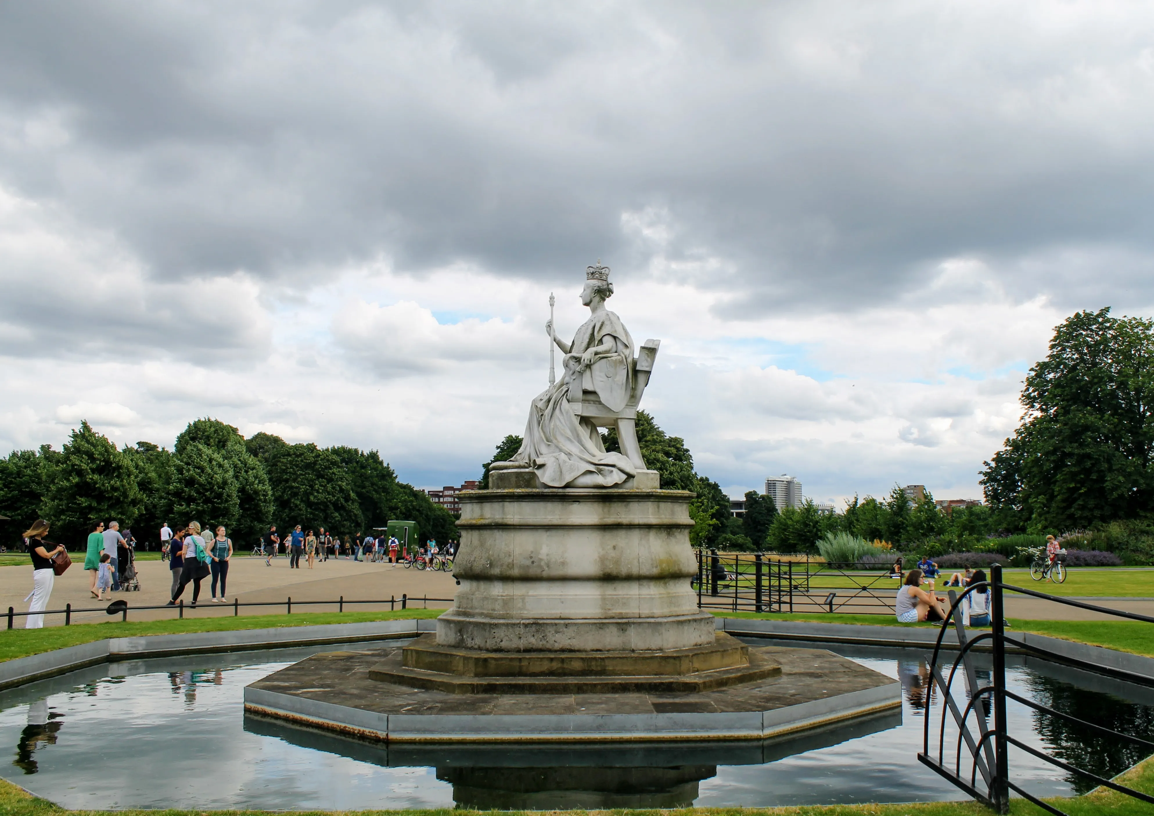 london park queen.ZEJhI8mK.jpg