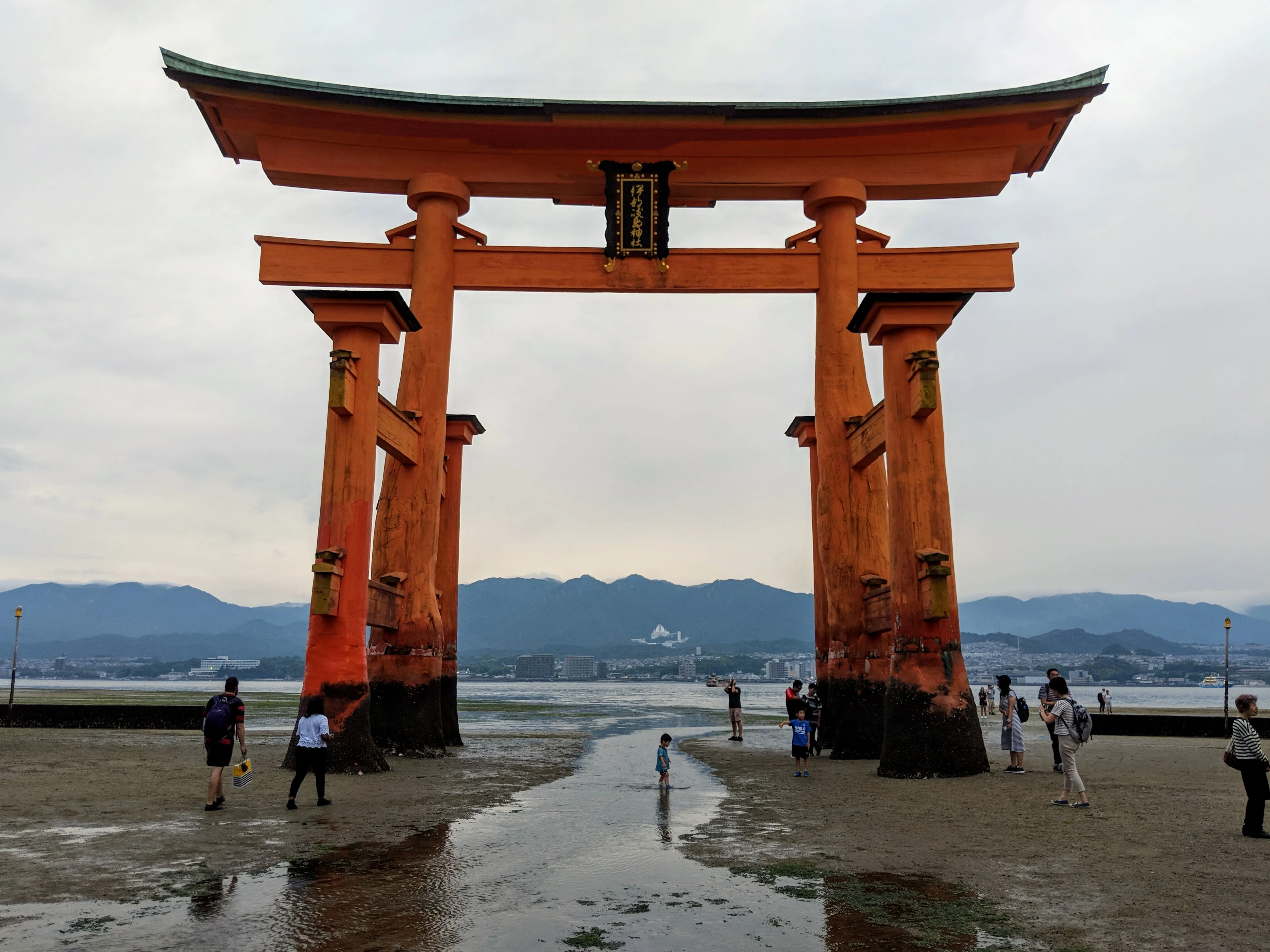 miyajima low tide.Bhk9fwTs.jpg
