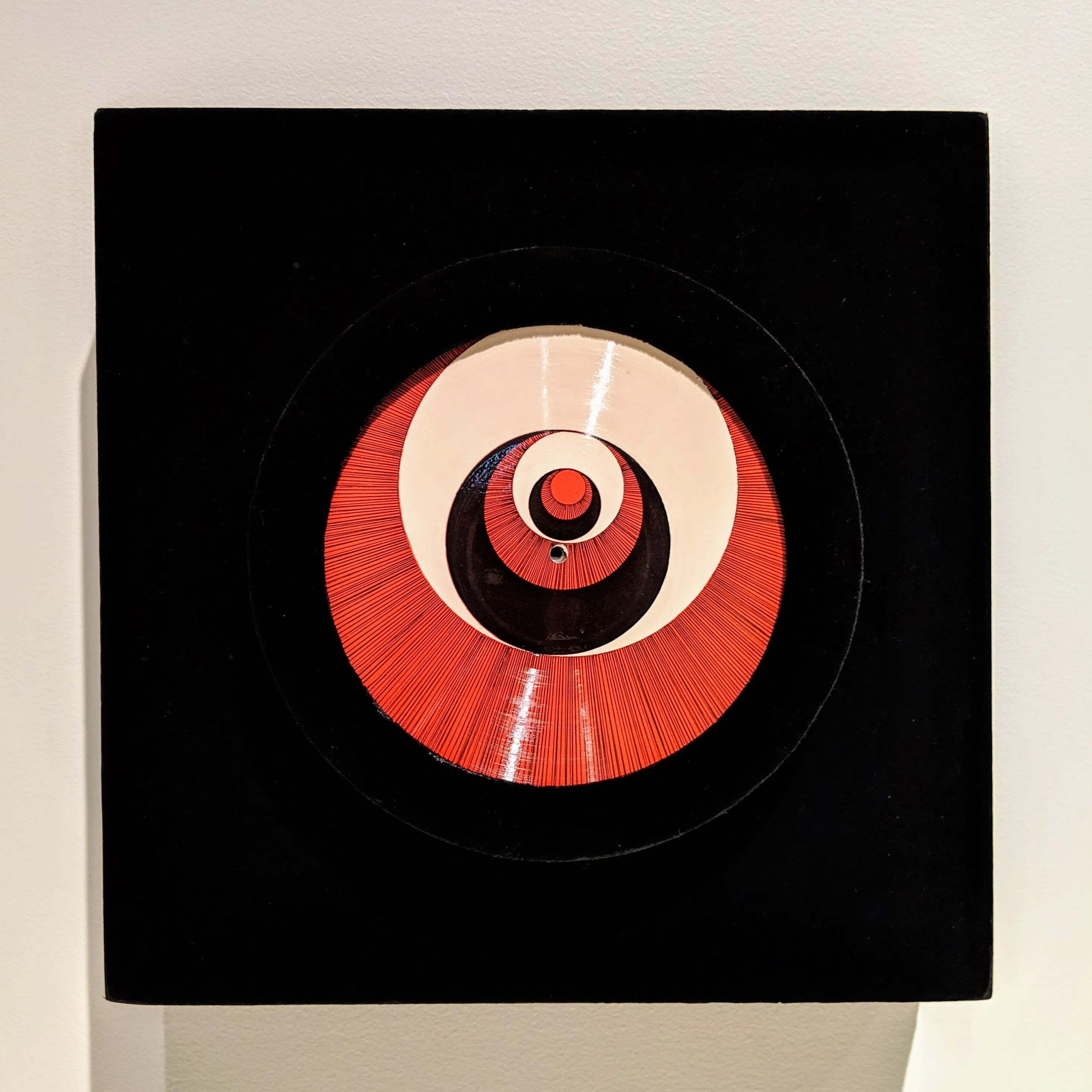mona circle red.WvmuzPAZ.jpg