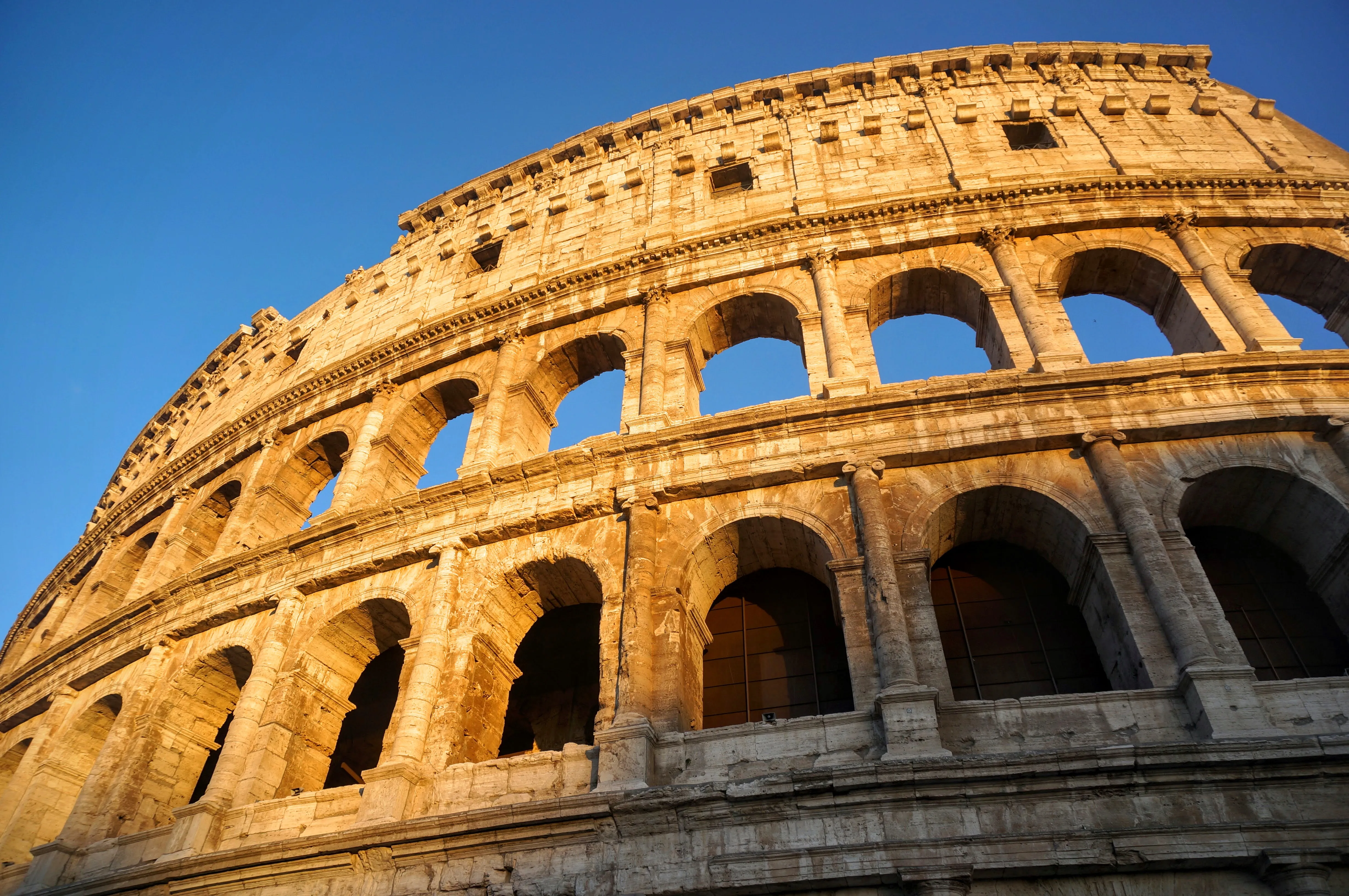 rome colosseum close.DeLFAjEo.jpg