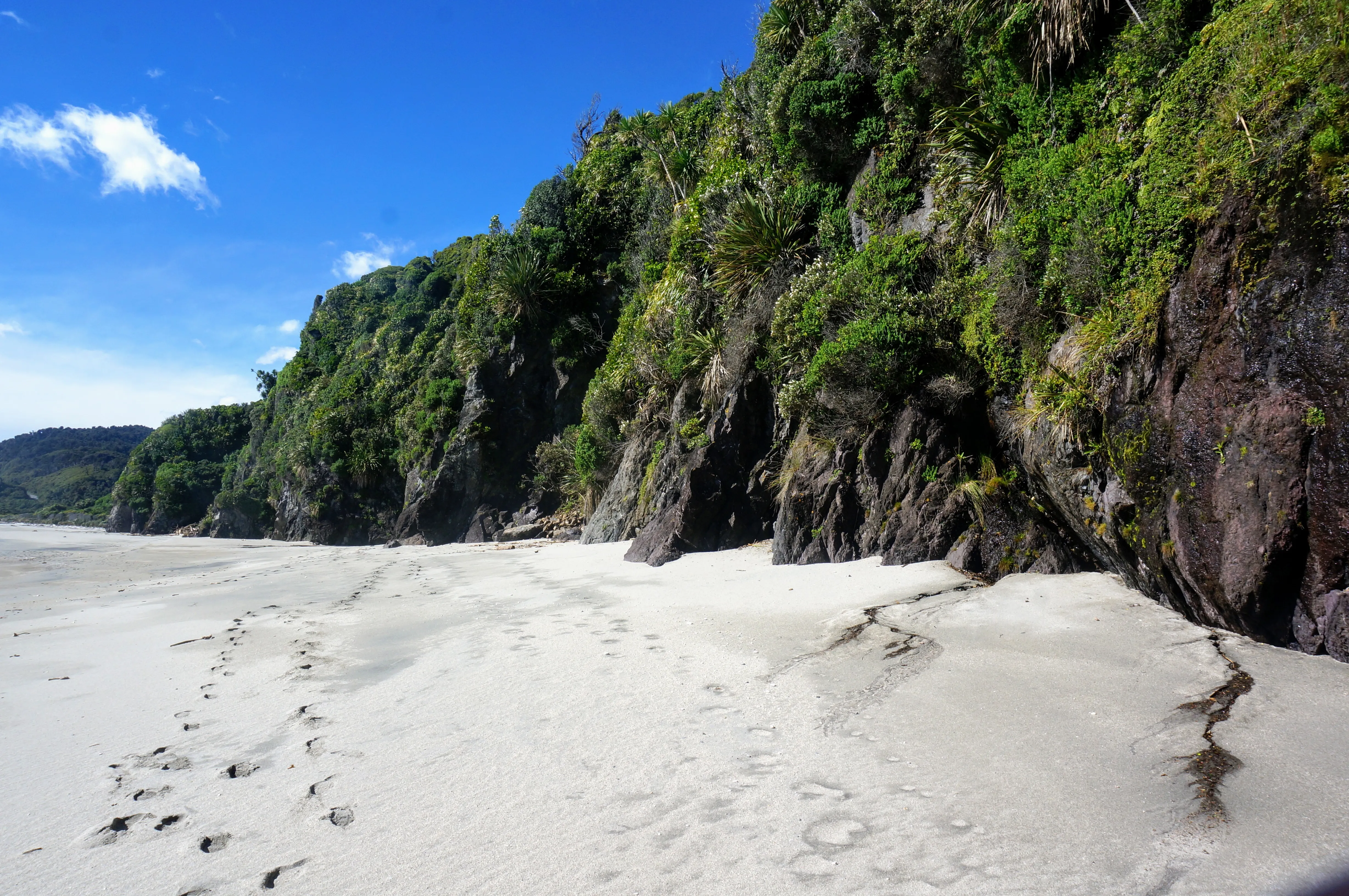 secret beach sand.BsEuqXuL.jpg