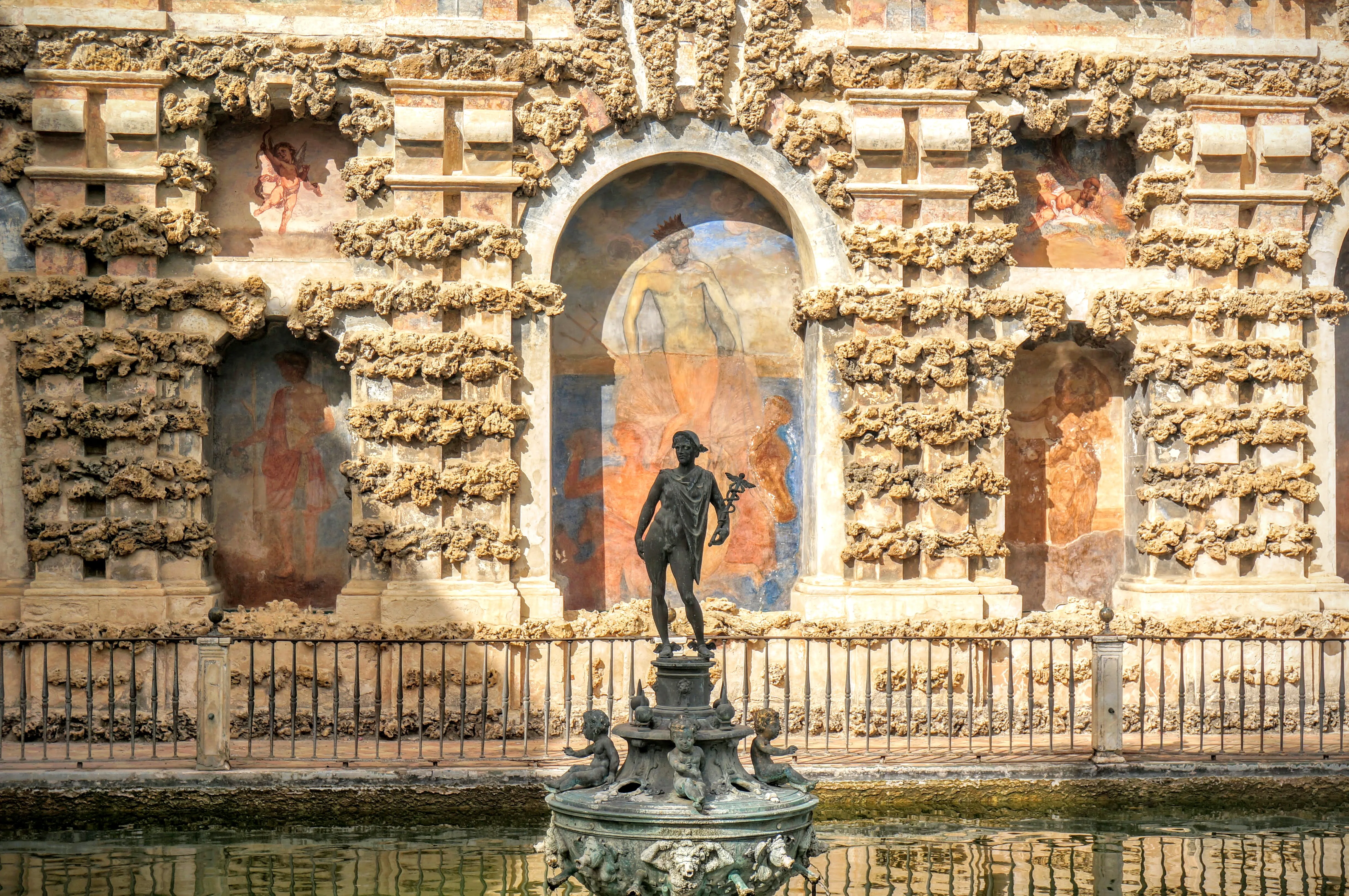 seville alcazar statue.B0FtsZ2_.jpg