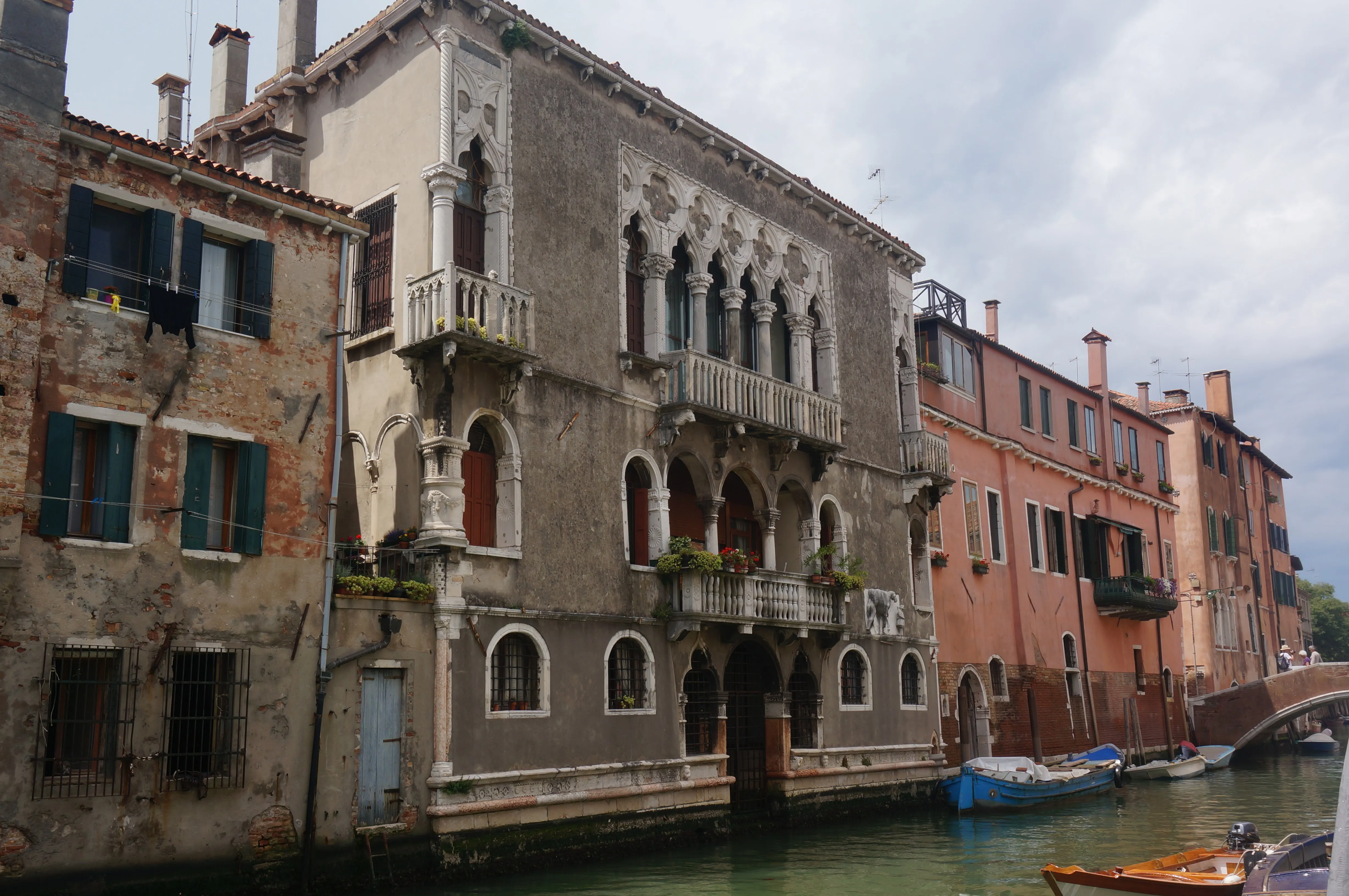 venice canal building.DNLpqc_Q.jpg