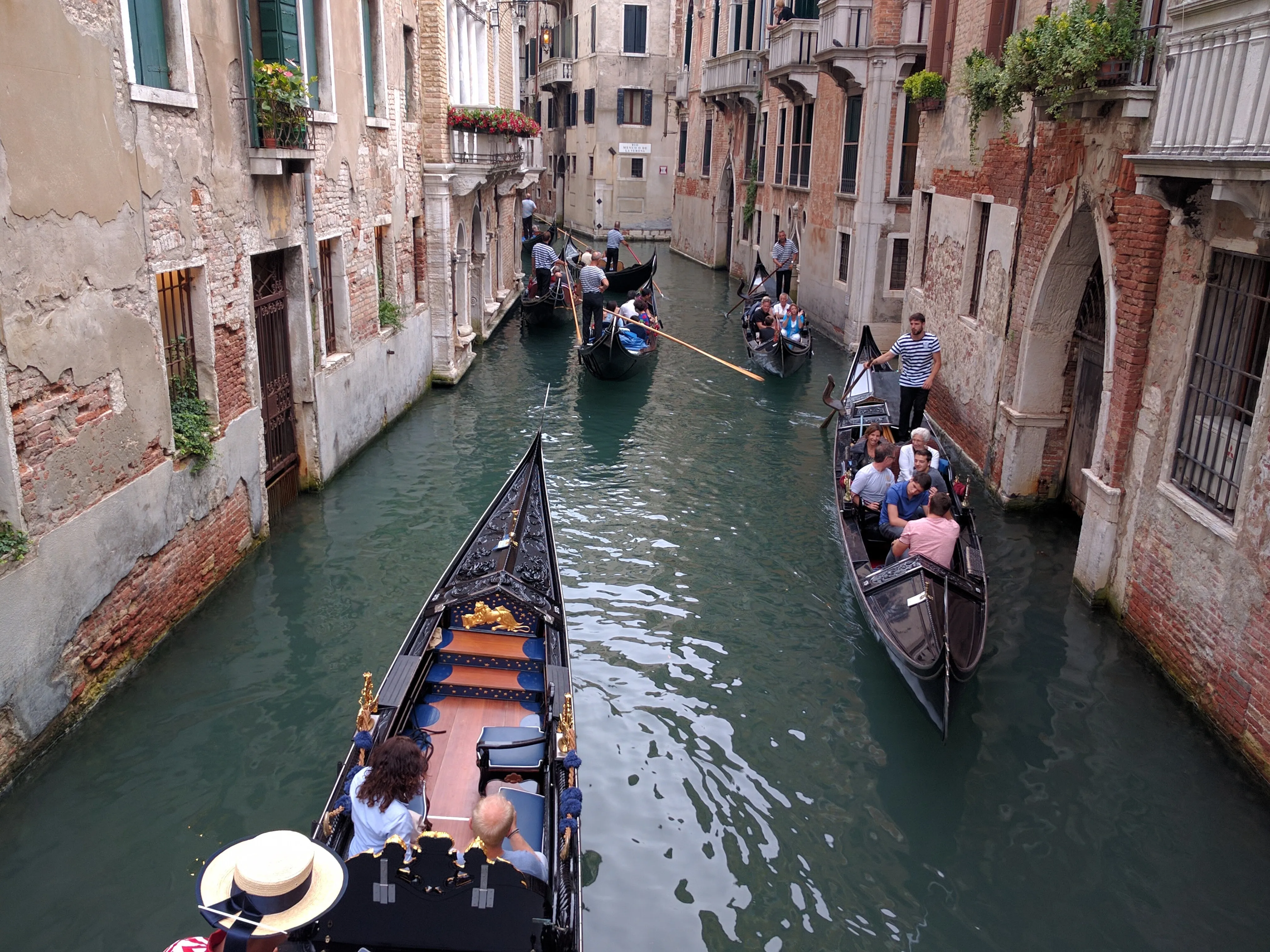 venice gondola traffic.BtX3WfMe.jpg