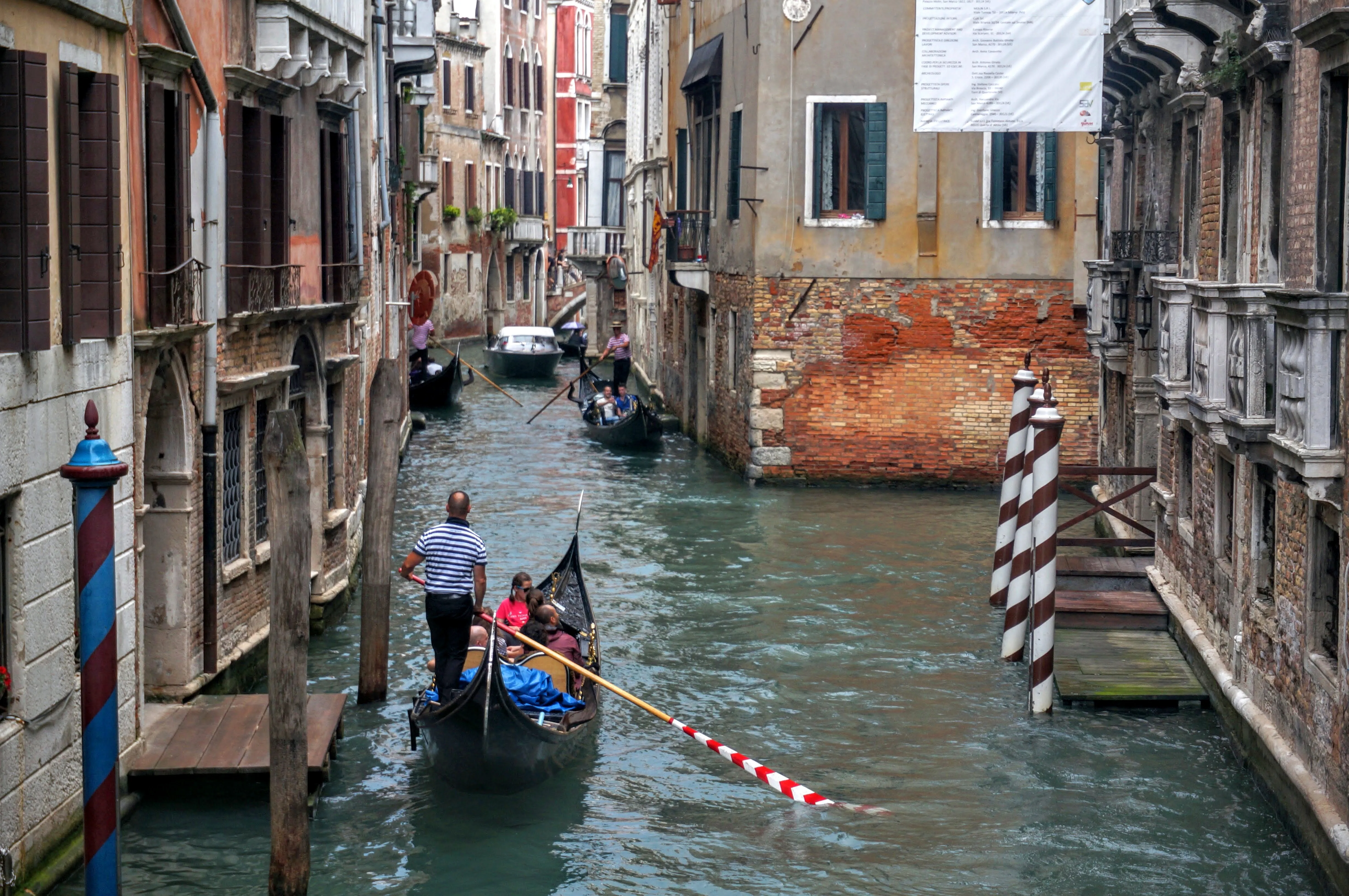 venice gondola.YdgKbliJ.jpg