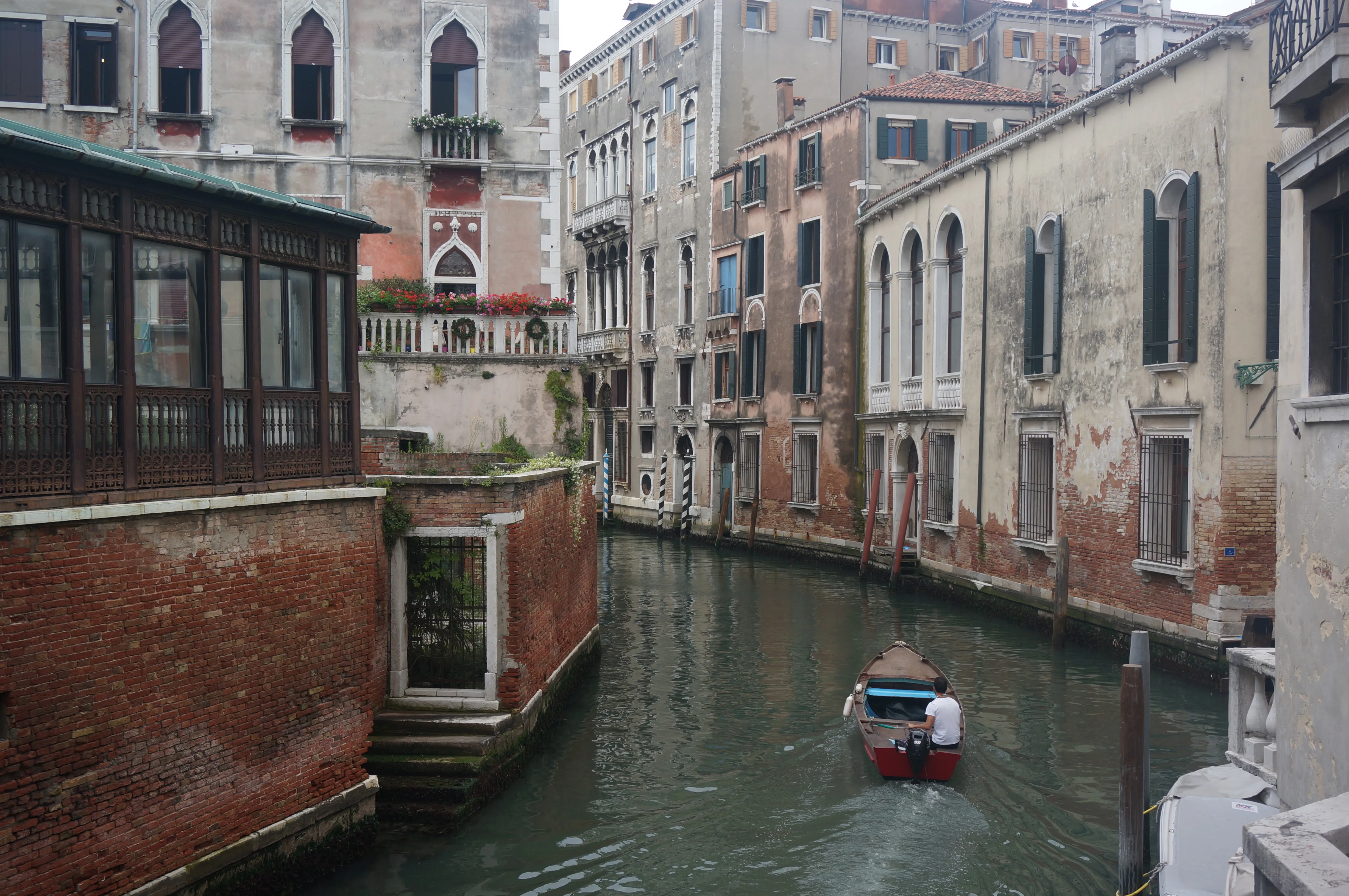 venice motorboat.C2jnIiED.jpg