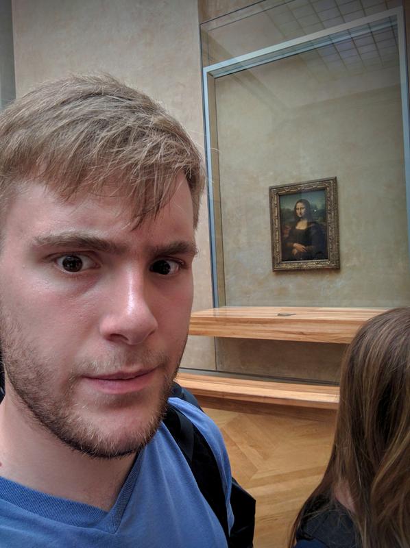 Paris mona lisa selfie